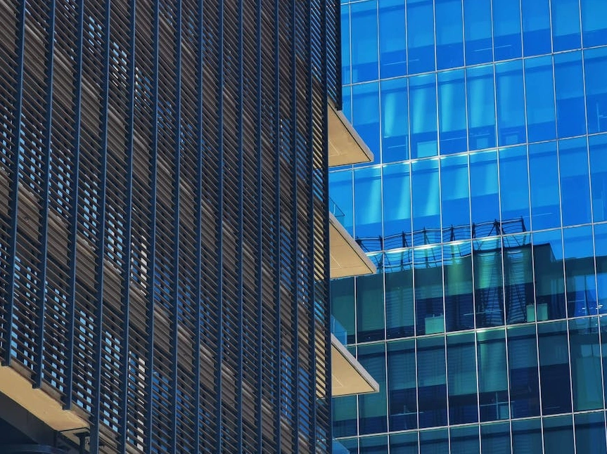 Nowoczesny biurowiec z przeszkloną fasadą w Gdyni.